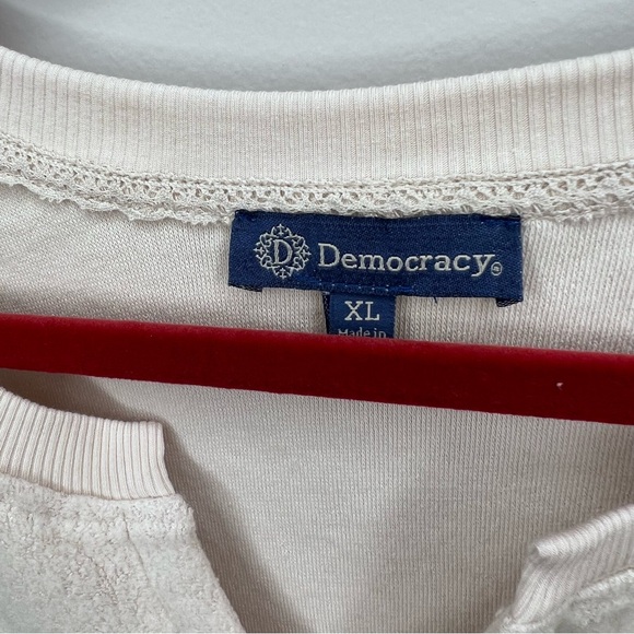 Democracy Women Size XL Die Cut Embroidered Soft Sweatshirt Relaxed Fit NEW - Picture 4 of 8
